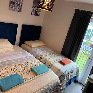 Lovely Twin With Ensuite Bathroom 15 Mins From Airport Séjour chez l'habitant